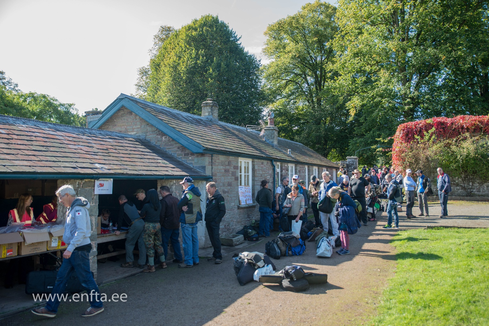 017 Many people gathering